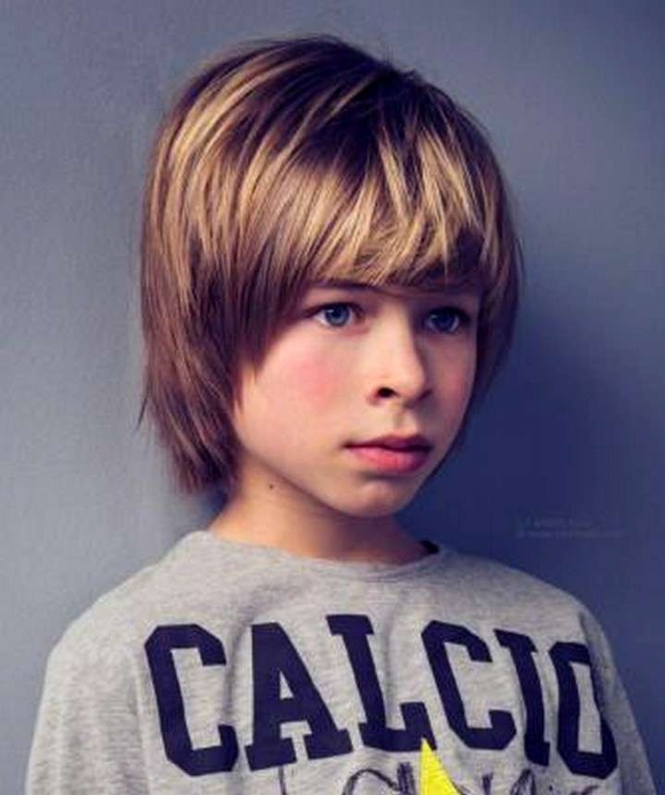 Coiffures pour garçons aux cheveux longs