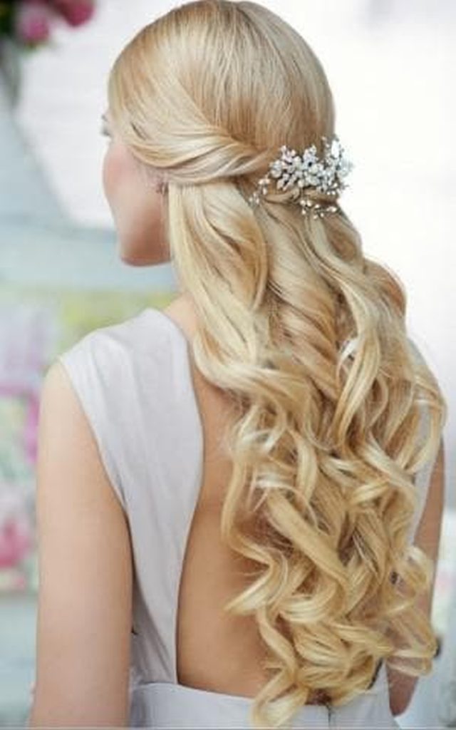 Coiffures pour cheveux mi-longs pour les invités du mariage