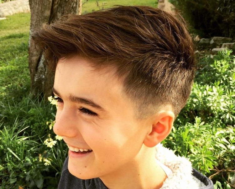 Coiffures pour garçons aux cheveux longs