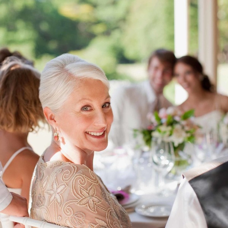 Coiffures pour la mère du marié pour le mariage