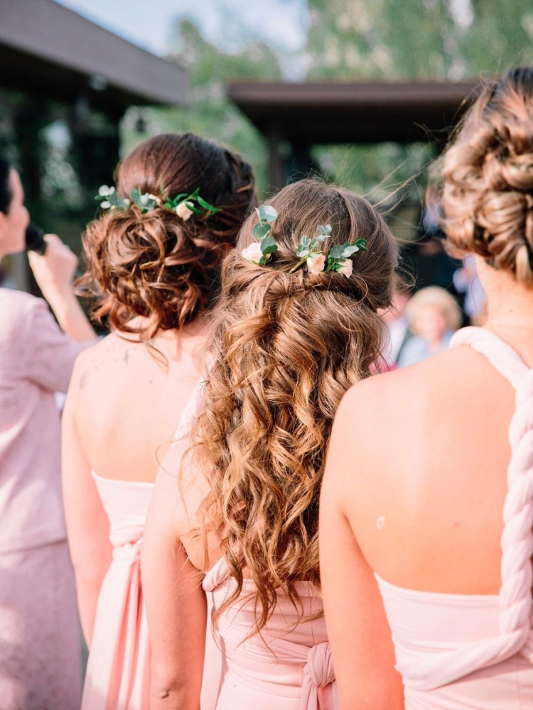 Coiffures pour cheveux mi-longs pour les invités du mariage
