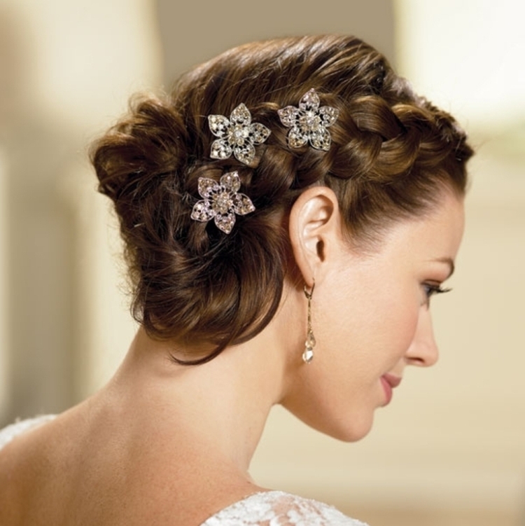 Coiffures pour cheveux mi-longs pour les invités du mariage