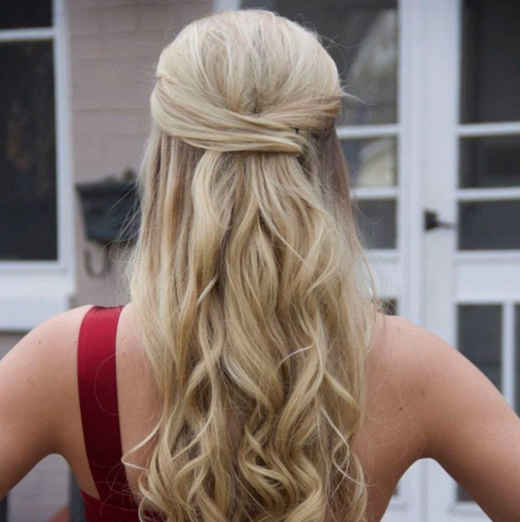 Coiffures pour cheveux mi-longs pour les invités du mariage