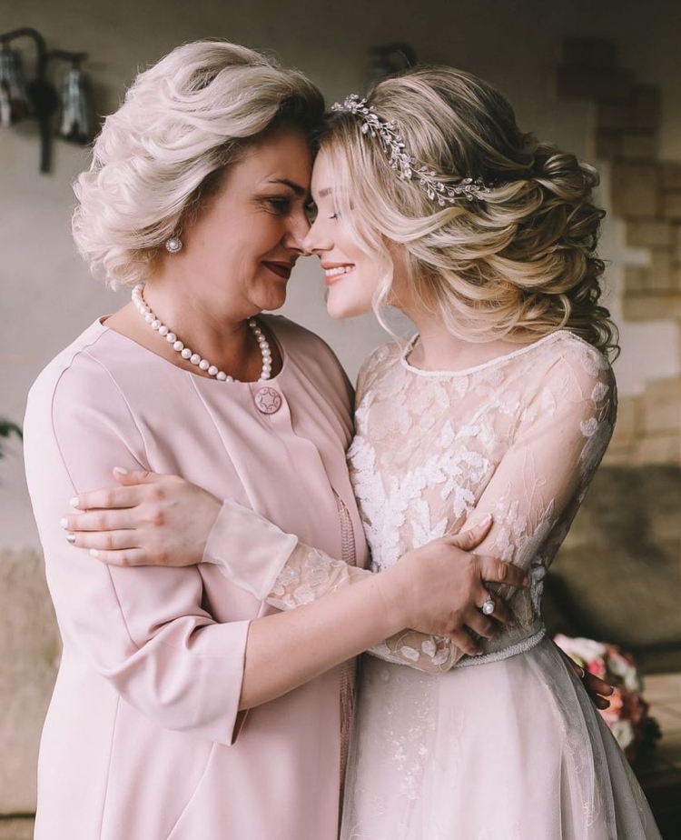 Coiffures pour la mère du marié pour le mariage