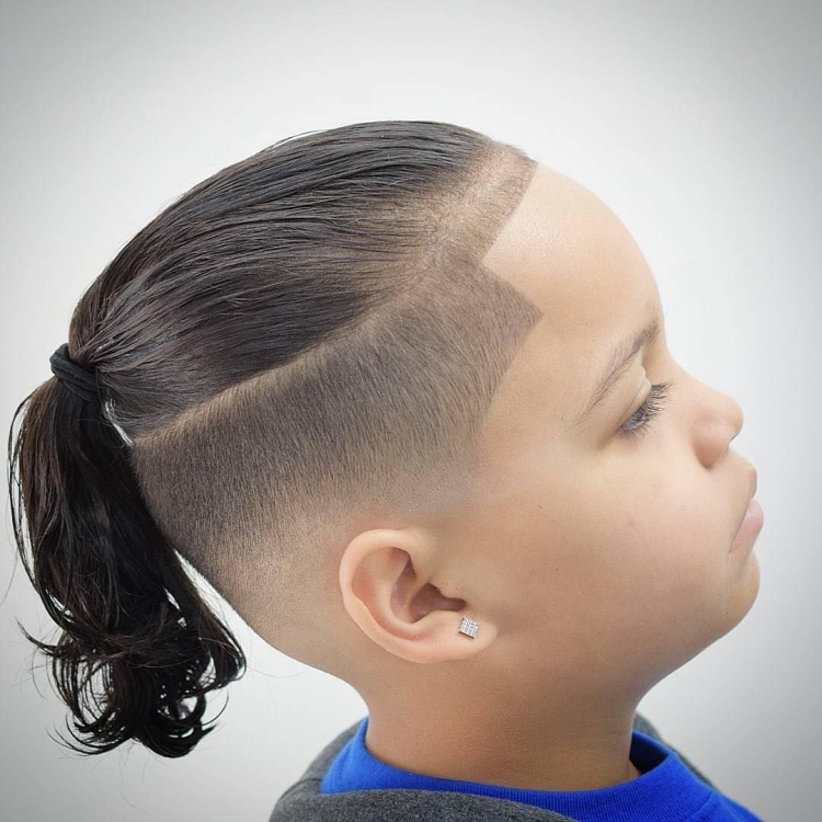 Coiffures pour garçons aux cheveux longs
