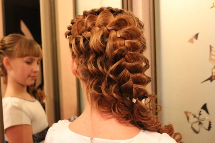 Coiffures pour cheveux mi-longs pour les invités du mariage