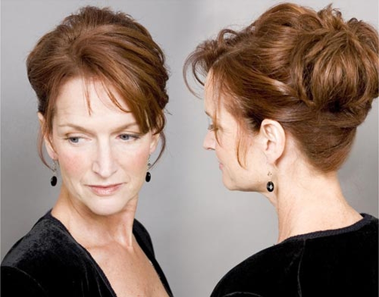 Coiffures pour la mère de la mariée pour cheveux mi-longs