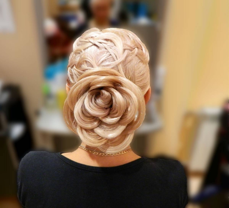 Coiffures pour cheveux mi-longs pour les invités du mariage