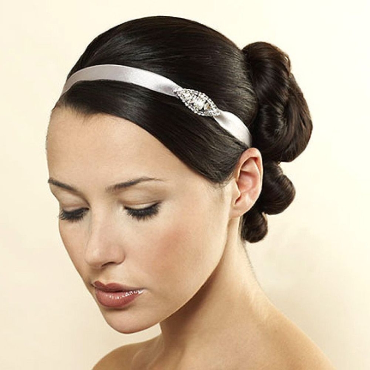 Coiffures pour cheveux mi-longs pour les invités du mariage