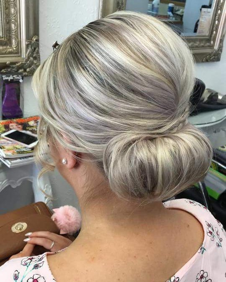 Coiffures pour la mère de la mariée pour cheveux mi-longs