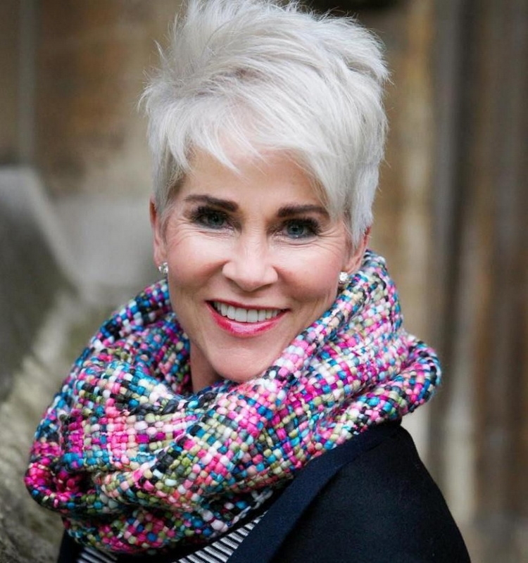 Coiffure courte pour une femme de 50 ans