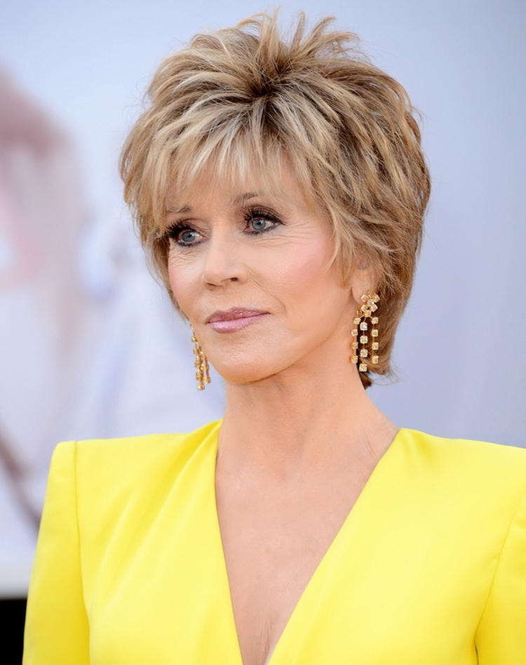 Coiffure courte pour une femme de 50 ans