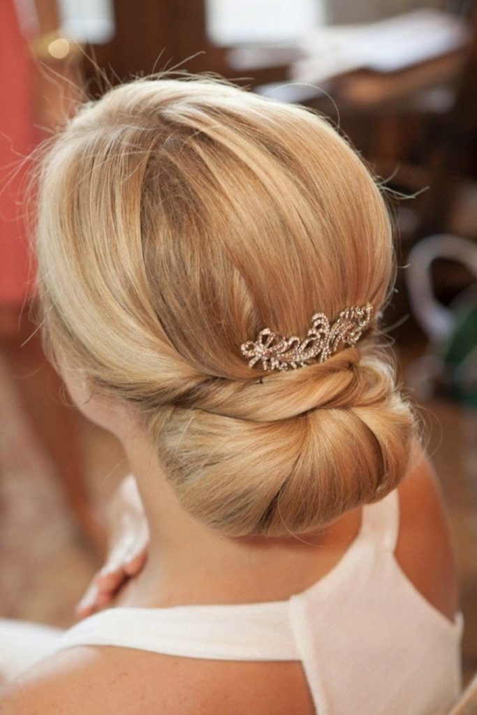Coiffures pour cheveux mi-longs pour les invités du mariage