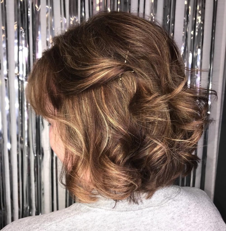 Coiffures pour la mère de la mariée pour cheveux mi-longs