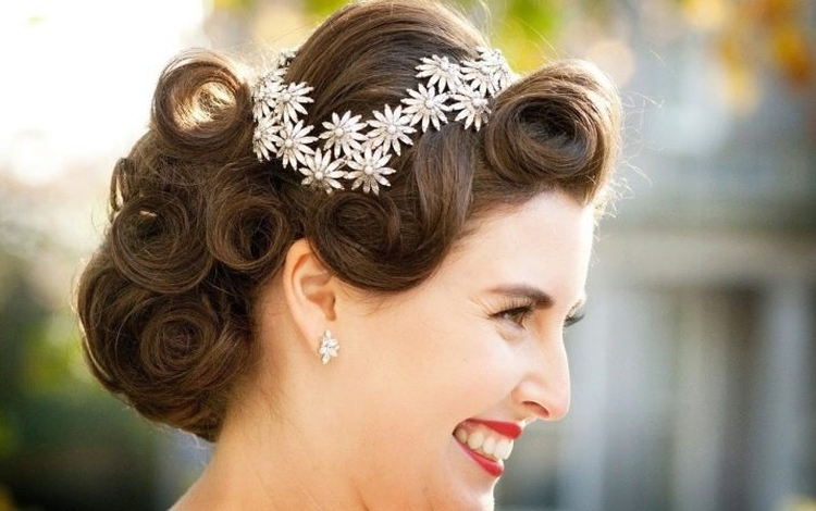 Coiffures pour cheveux mi-longs pour les invités du mariage