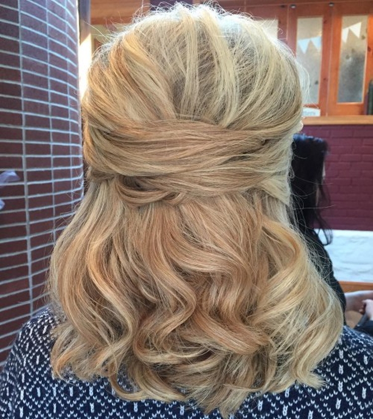 Coiffures pour la mère de la mariée pour cheveux mi-longs
