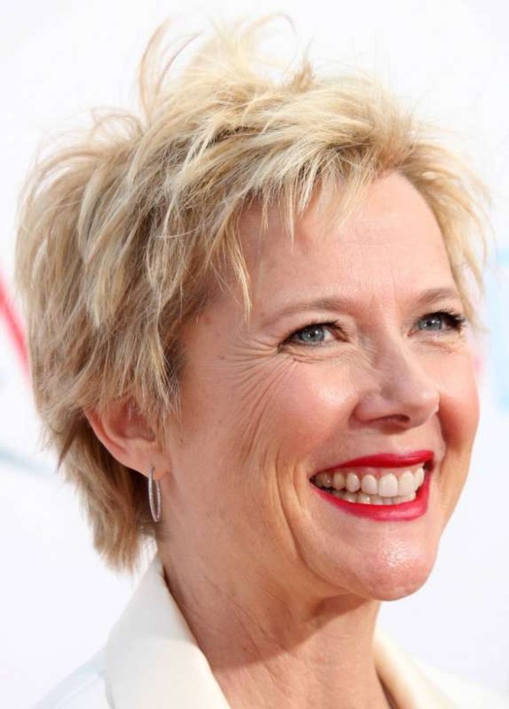 Coiffure courte pour une femme de 50 ans