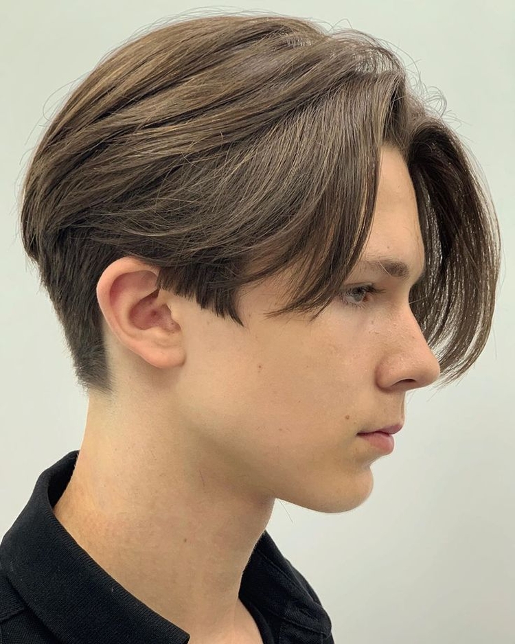 Coiffures pour garçons aux cheveux longs
