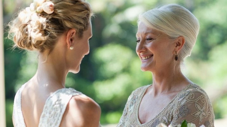 Coiffures pour la mère de la mariée pour cheveux mi-longs