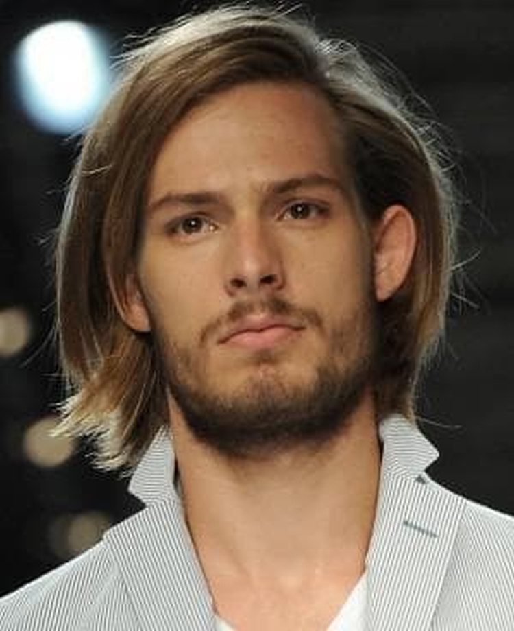 Coiffures pour cheveux mi-longs pour les invités du mariage
