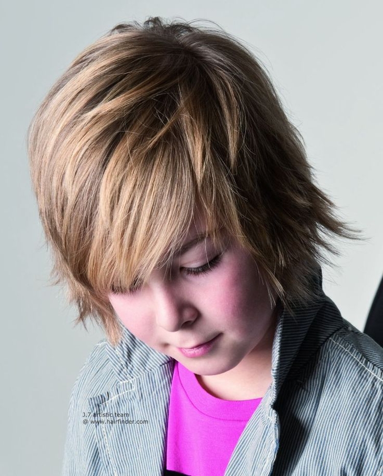 Coiffures pour garçons aux cheveux longs