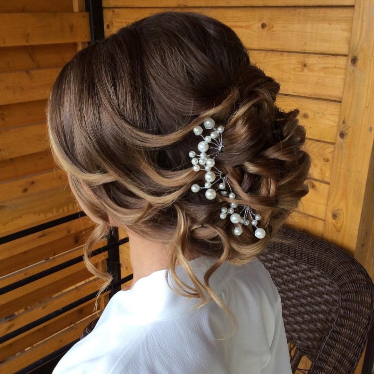 Coiffures pour cheveux mi-longs pour les invités du mariage