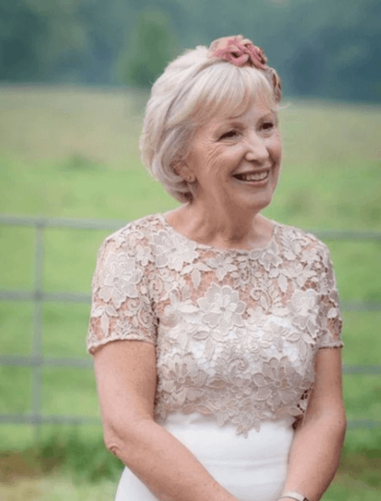 Coiffures pour la mère de la mariée pour cheveux mi-longs