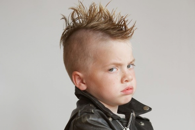 Coiffures pour garçons aux cheveux longs