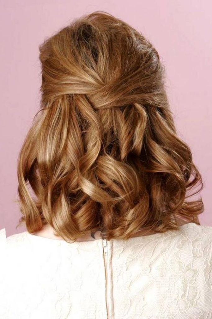 Coiffures pour la mère de la mariée pour cheveux mi-longs