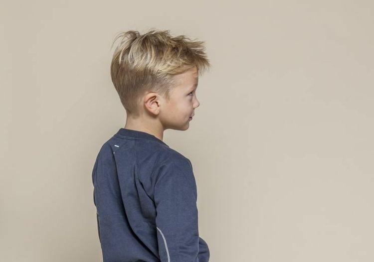 Coiffures pour garçons aux cheveux longs