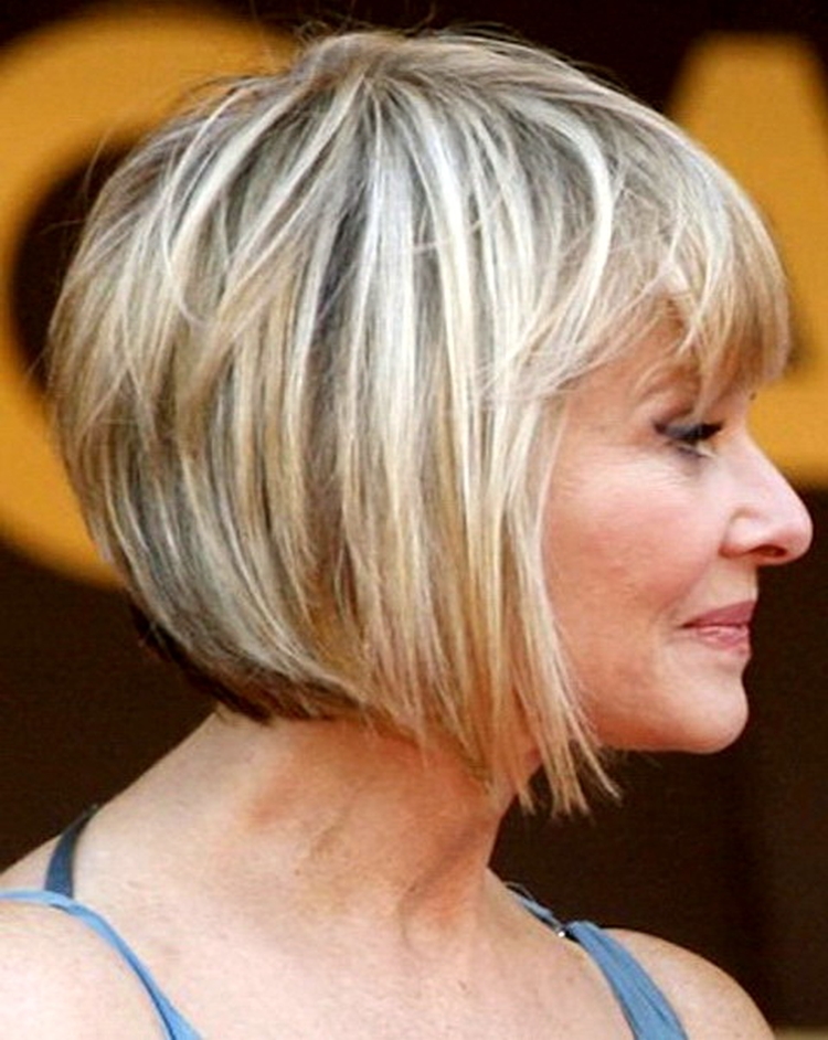 Coiffure courte pour une femme de 50 ans