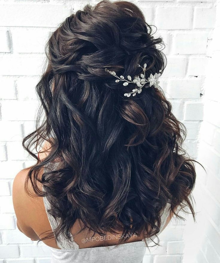 Coiffures pour cheveux mi-longs pour les invités du mariage