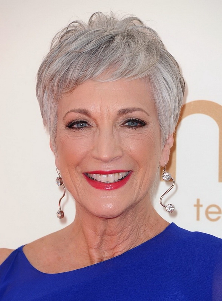 Coiffure courte pour une femme de 50 ans