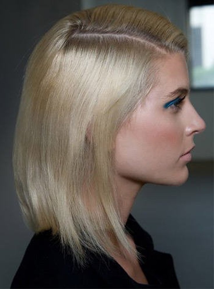 Coiffures latérales avec des boucles