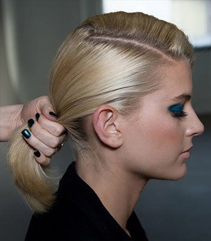 Coiffures latérales avec des boucles