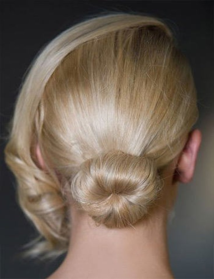Coiffures latérales avec des boucles