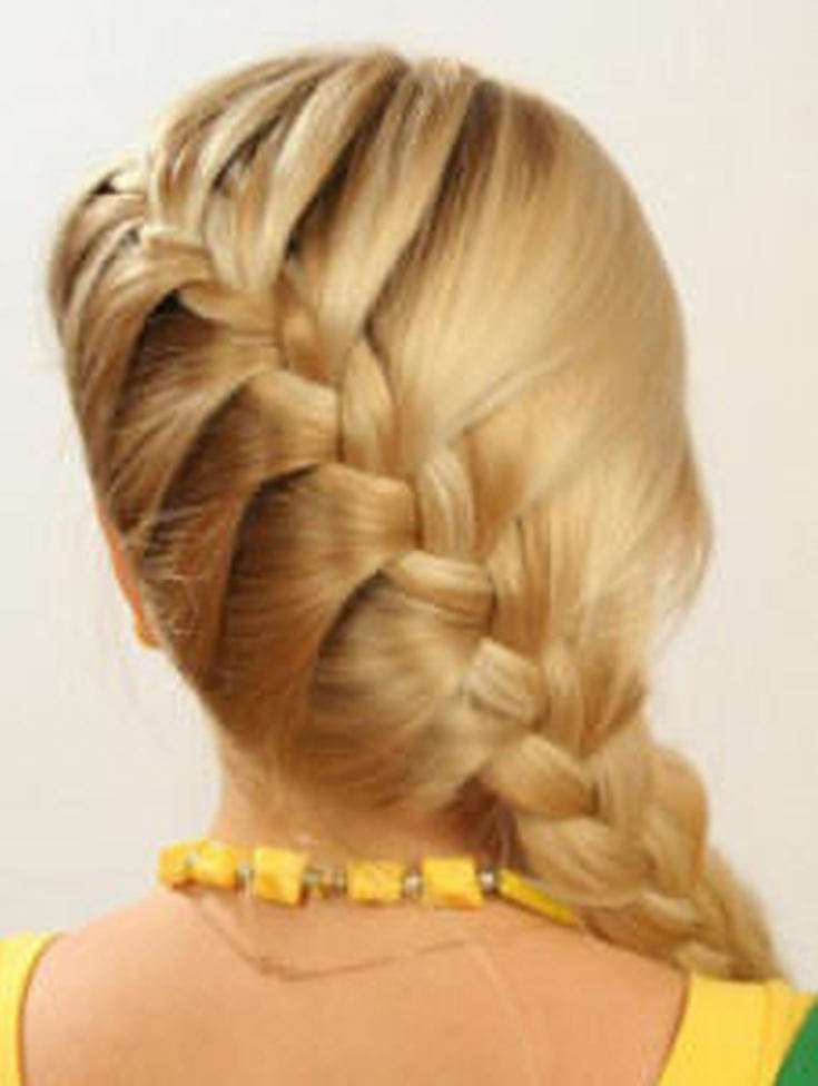 Coiffures latérales avec des boucles
