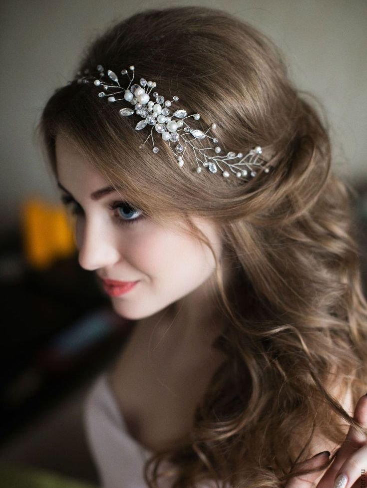 Coiffures latérales avec des boucles