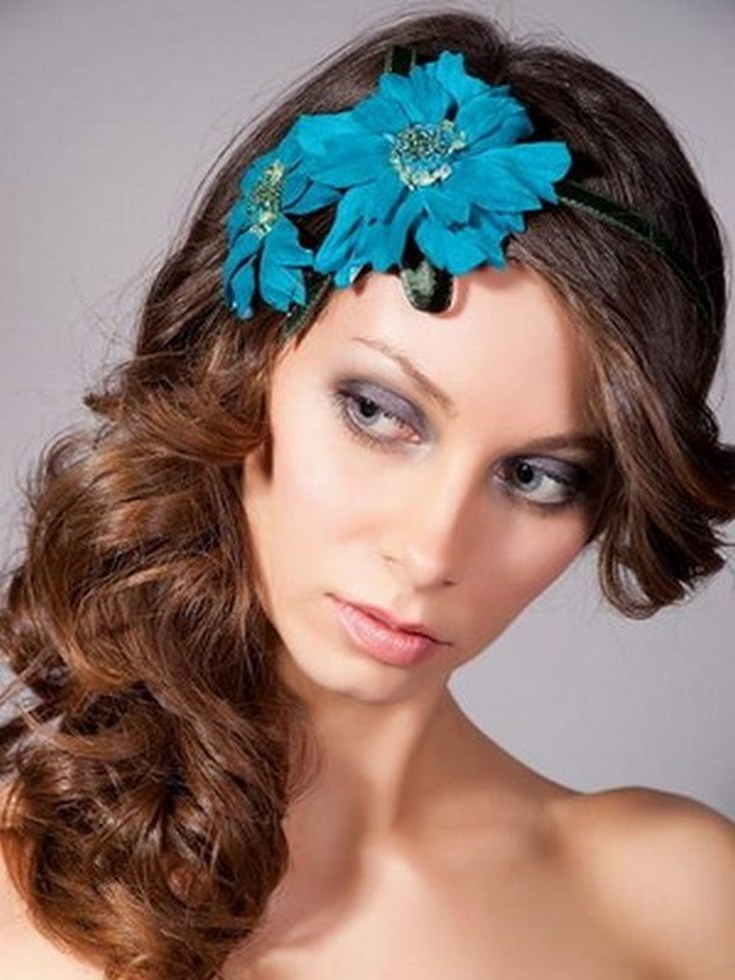 Coiffures latérales avec des boucles