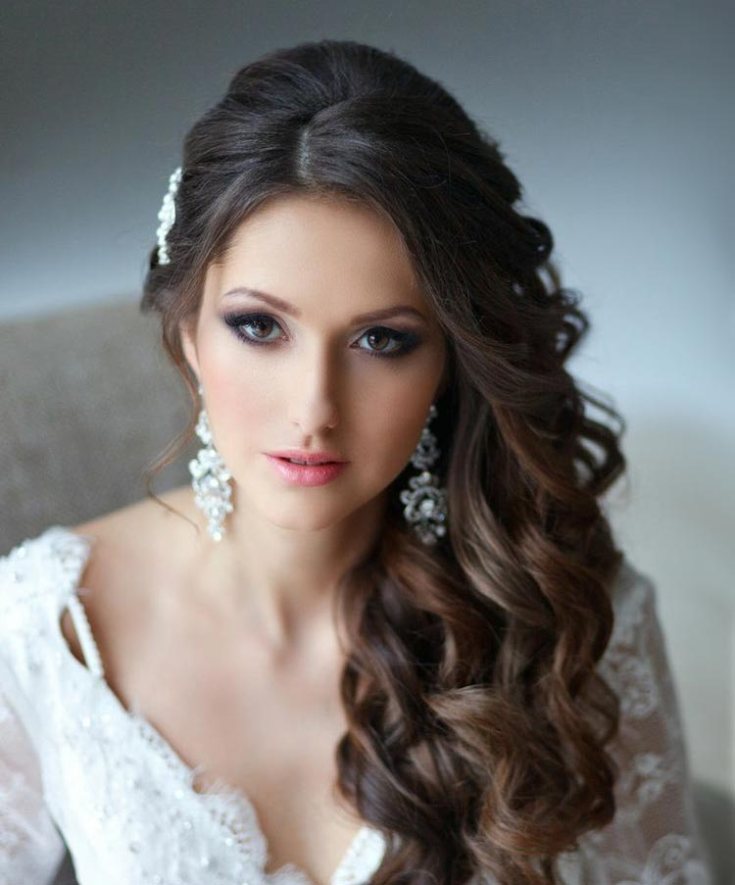 Coiffures latérales avec des boucles