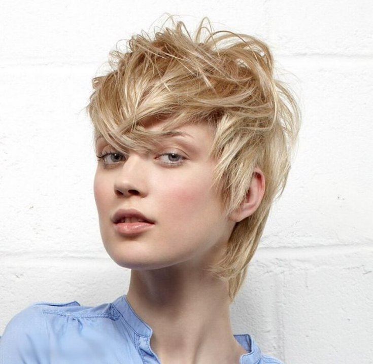 Coupe de cheveux courte pour cheveux courts