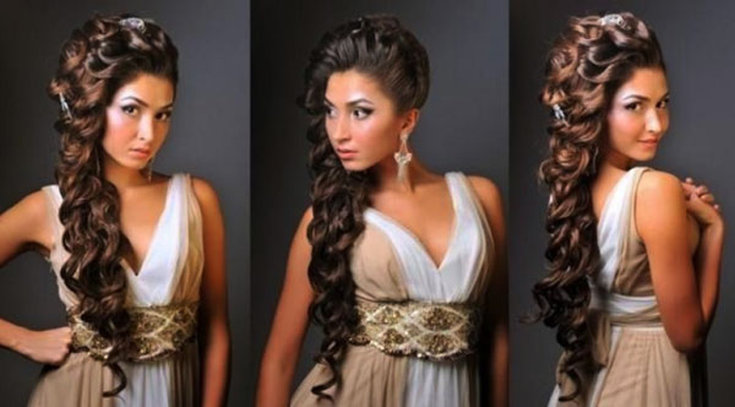 Coiffures latérales avec des boucles
