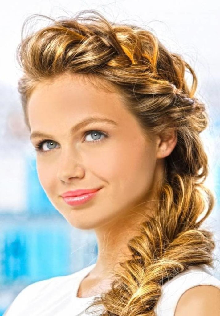 Coiffures latérales avec des boucles