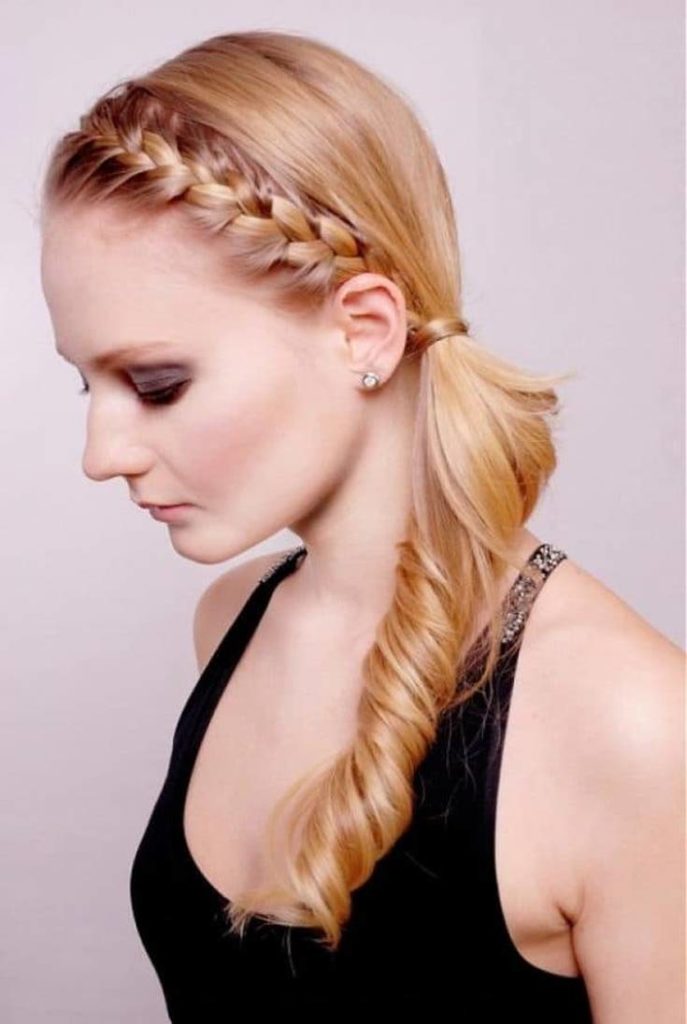 Coiffures latérales avec des boucles