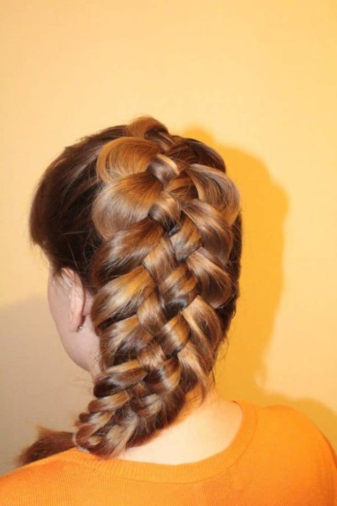 Coiffures latérales avec des boucles