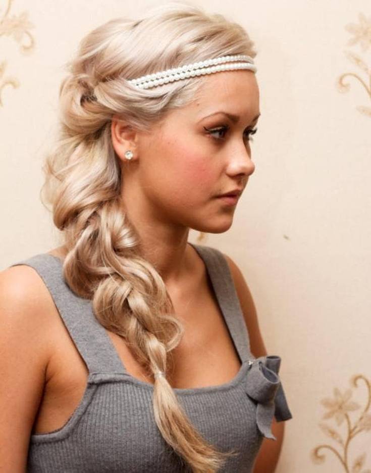 Coiffures latérales avec des boucles