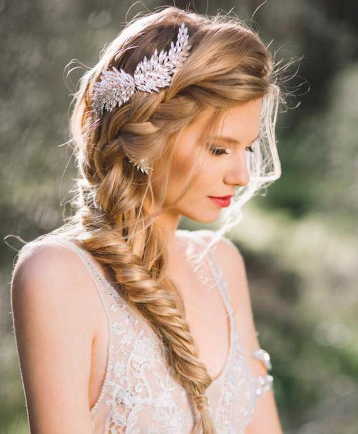 Coiffures latérales avec des boucles