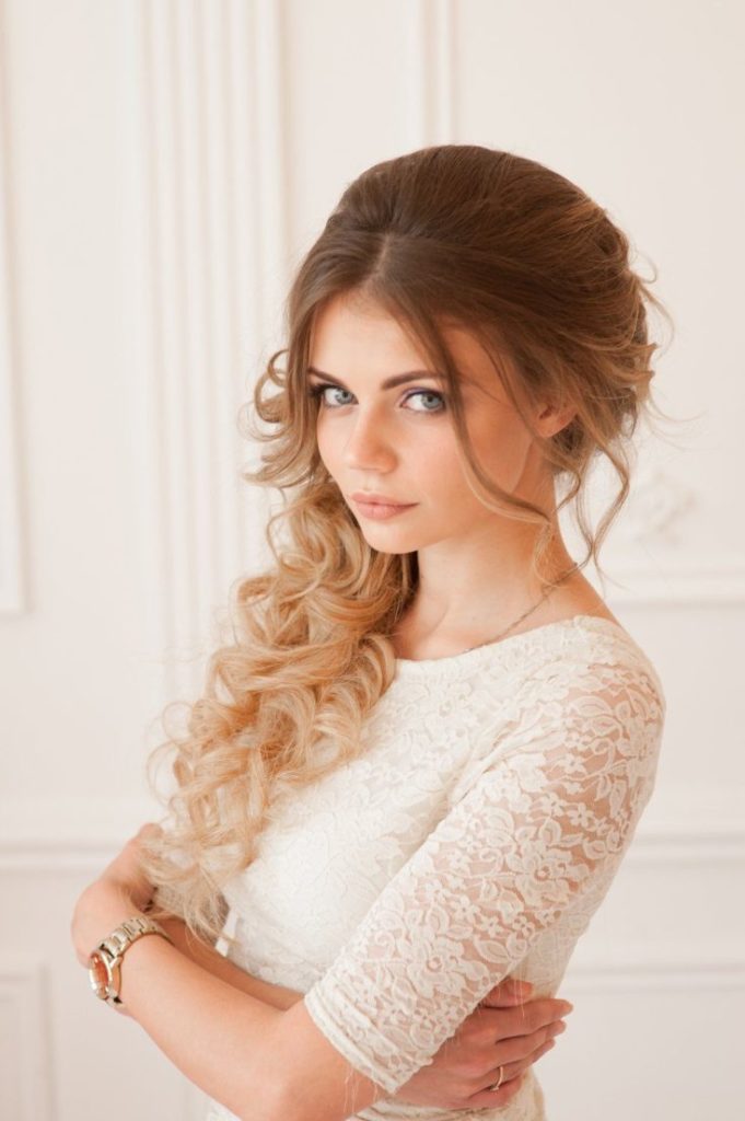 Coiffures latérales avec des boucles