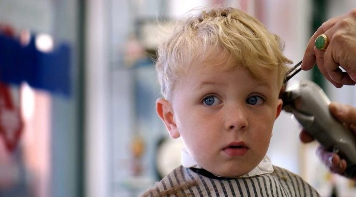 Comment couper un petit garçon avec une tondeuse et des ciseaux à la maison