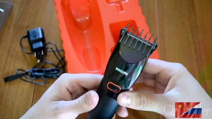 Comment couper un petit garçon avec une tondeuse et des ciseaux à la maison